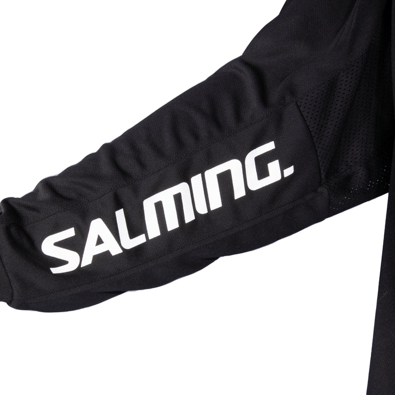 Salming Målvaktströja SR Black, Svart målvaktströja från Salming, detaljbild på Salming logga
